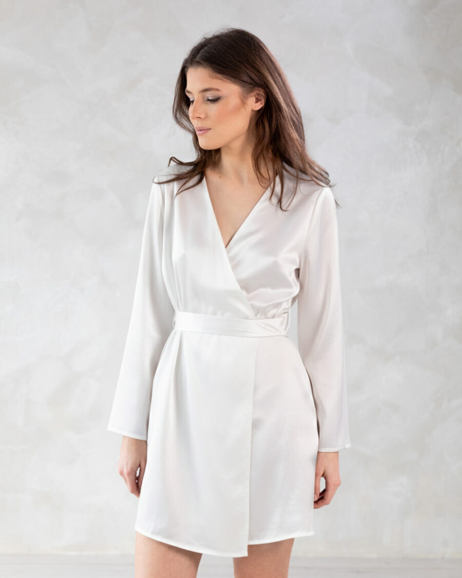 Siidist hommikumantel valge