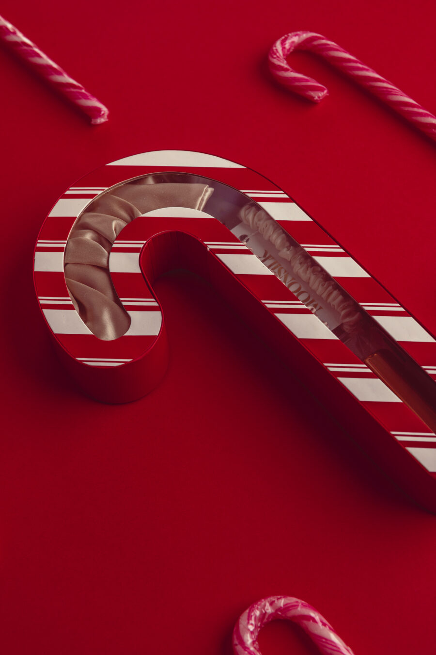 032-Moonsilk-candycane-6U0A1516 Kinkekomplekt "Candy Cane" - 4 mini juuksekummi, 1 scrunchie ja huulepalsam