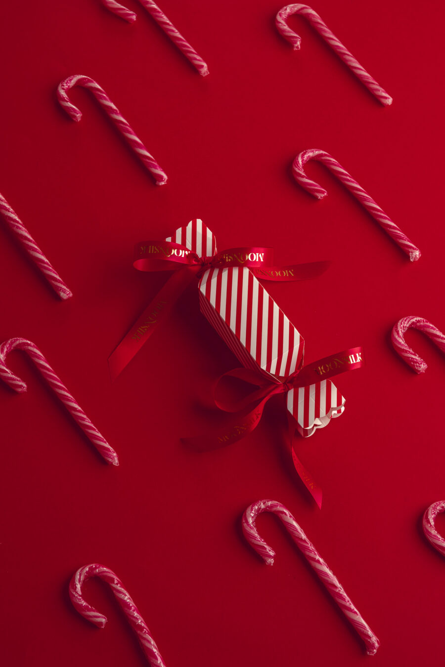 033-Moonsilk-candycane-6U0A1520 Kinkekomplekt "Xmas Candy" - 4 mini juuksekummi ja huulepalsam