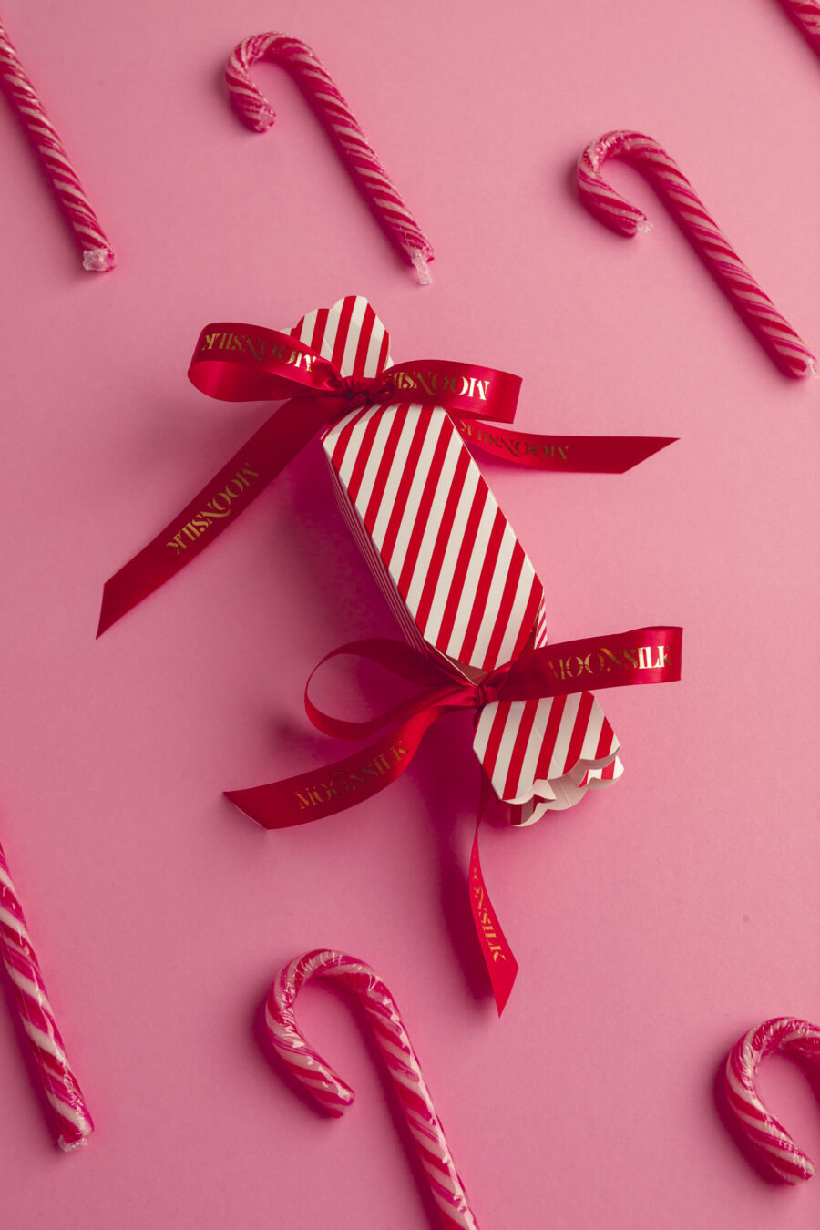 041-Moonsilk-candycane-6U0A1587 Kinkekomplekt "Xmas Candy" - 4 mini juuksekummi ja huulepalsam