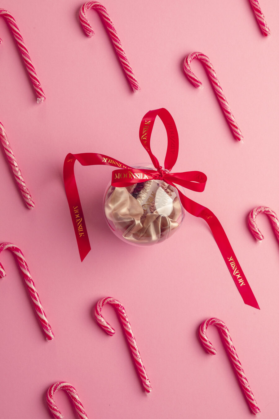 042-Moonsilk-candycane-6U0A1598 Kinkekomplekt "Jõuluehe" - 4 mini juuksekummi ja 1 scrunchie