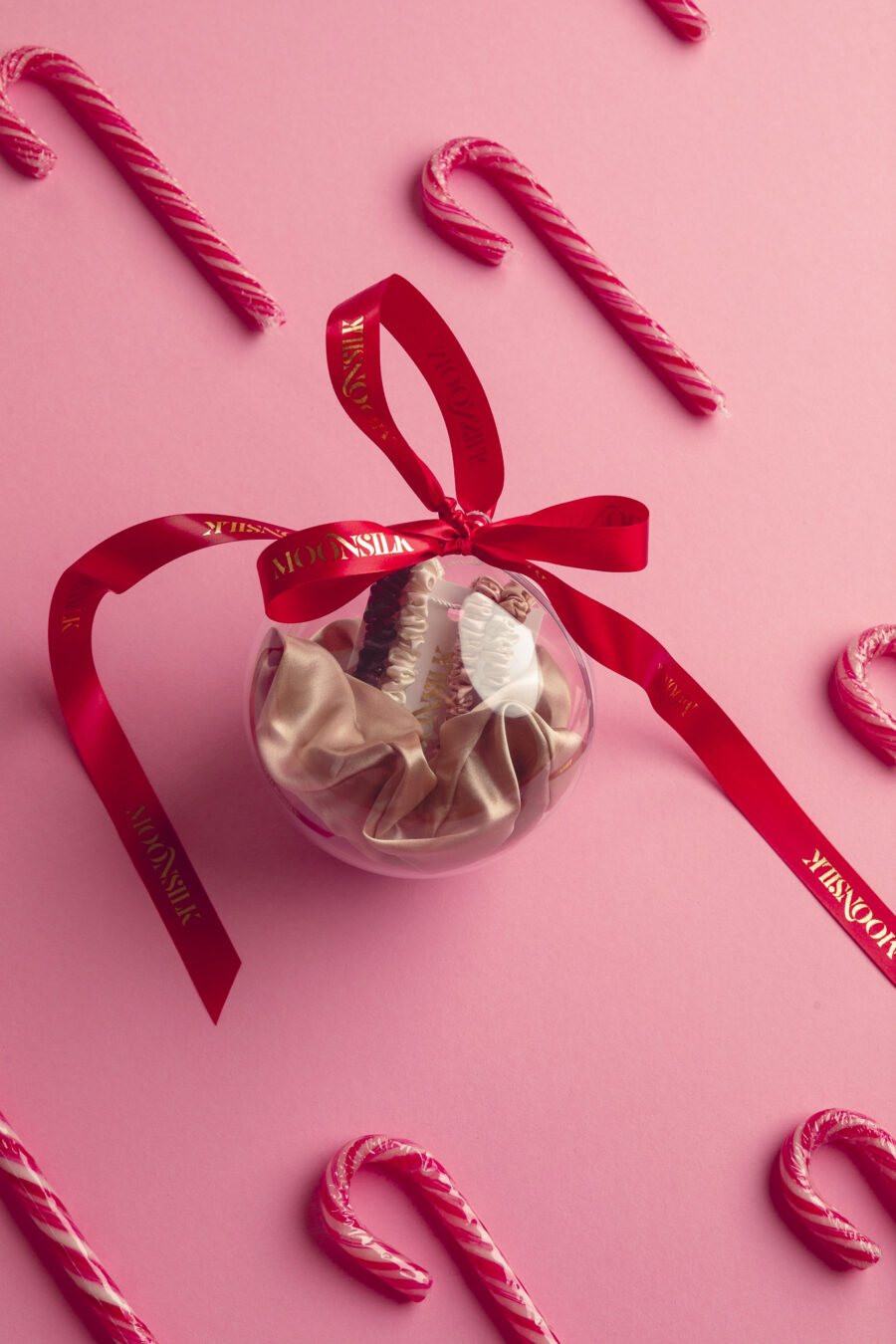 043-Moonsilk-candycane-6U0A1601 Kinkekomplekt "Jõuluehe" - 4 mini juuksekummi ja 1 scrunchie