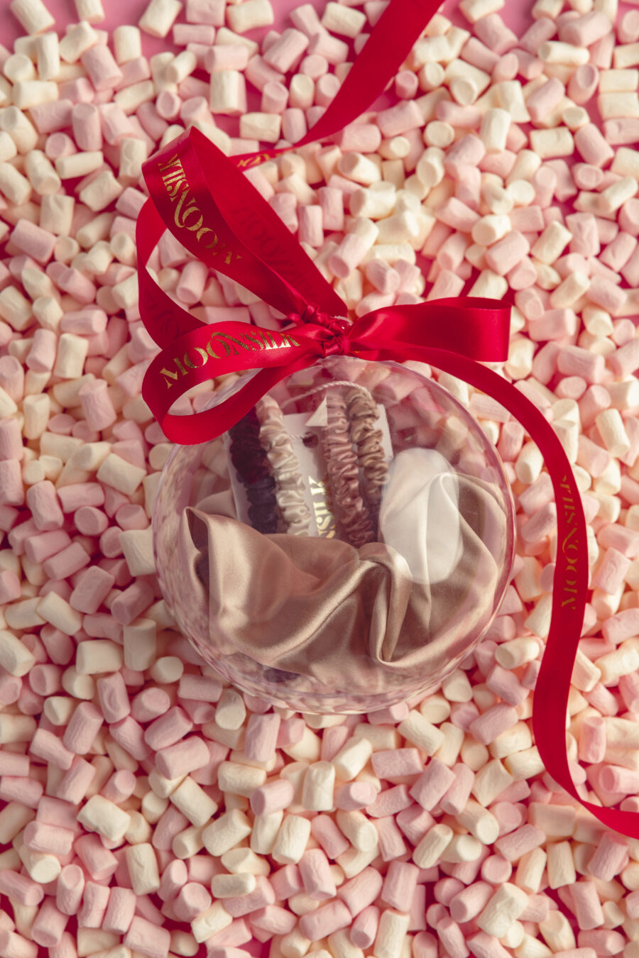 055-Moonsilk-candycane-6U0A1777 Kinkekomplekt "Jõuluehe" - 4 mini juuksekummi ja 1 scrunchie