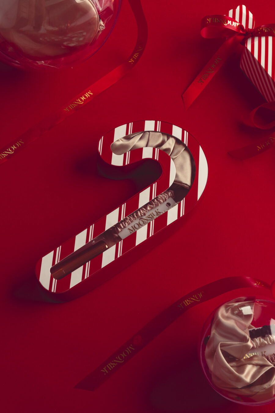 059-Moonsilk-candycane-6U0A1691 Kinkekomplekt "Candy Cane" - 4 mini juuksekummi, 1 scrunchie ja huulepalsam